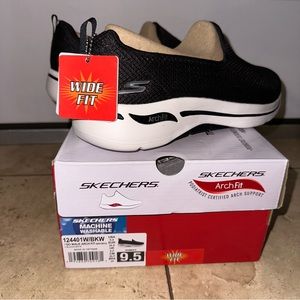 NWT Skechers Go Walk Arch Fit